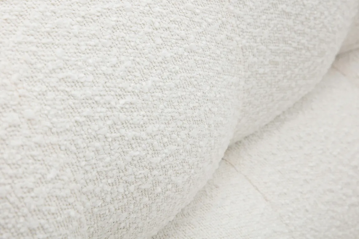 Fauteuil scandinave en tissu effet laine bouclée blanc et bois clair YUMI