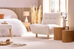 Fauteuil scandinave en tissu effet laine bouclée blanc et bois clair YUMI