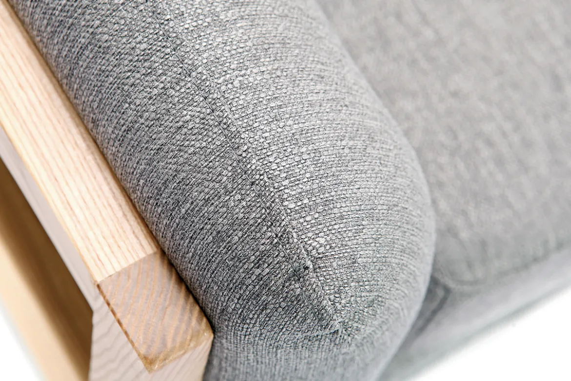 Fauteuil scandinave en tissu gris et bois clair massif YOKO