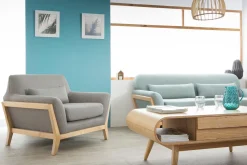 Fauteuil scandinave en tissu gris et bois clair massif YOKO