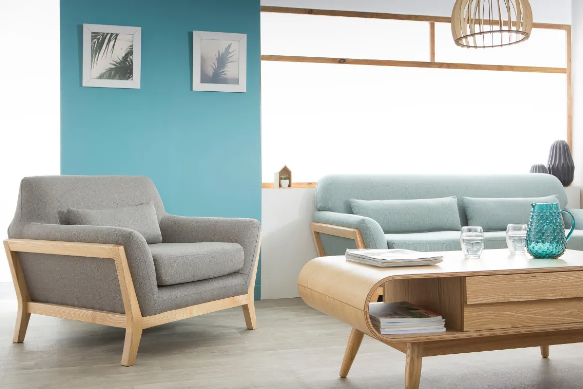 Fauteuil scandinave en tissu gris et bois clair massif YOKO