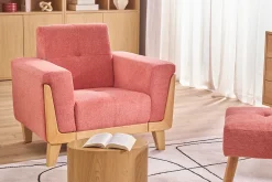 Fauteuil scandinave en tissu terracotta et bois clair FJORD