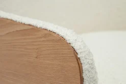 Fauteuil scandinave en tissu effet laine bouclée blanc cassé et bois clair VALMY