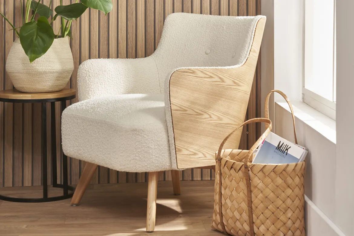 Fauteuil scandinave en tissu effet laine bouclée blanc cassé et bois clair VALMY