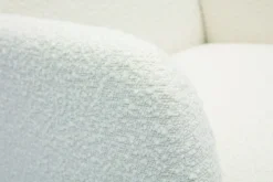 Fauteuil scandinave en tissu effet laine bouclée blanc cassé et bois clair ISKO