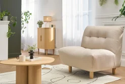 Fauteuil scandinave en tissu beige et bois clair YUMI