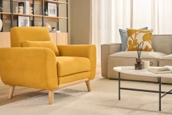 Fauteuil scandinave en tissu effet velours jaune moutarde et bois clair EKTOR