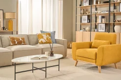 Fauteuil scandinave en tissu effet velours jaune moutarde et bois clair EKTOR
