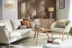 Fauteuil scandinave en tissu effet laine bouclée blanc cassé et bois clair OLIVIA