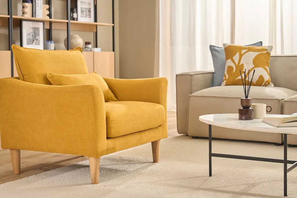 Fauteuil scandinave en tissu effet velours jaune moutarde et bois clair KATE