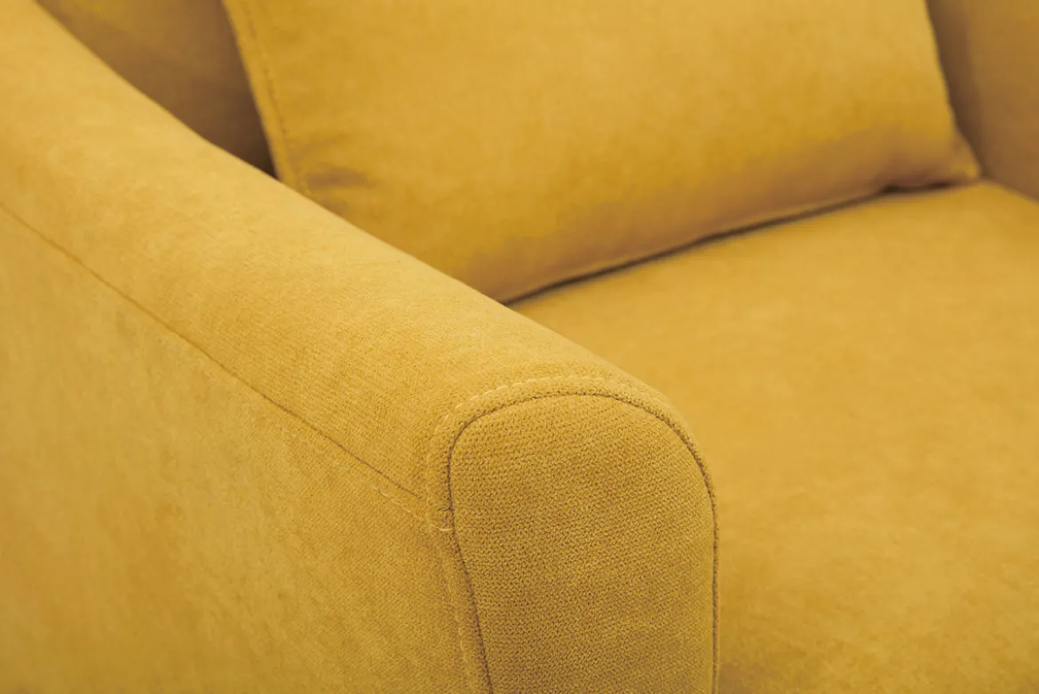 Fauteuil scandinave en tissu effet velours jaune moutarde et bois clair KATE