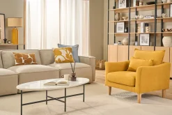 Fauteuil scandinave en tissu effet velours jaune moutarde et bois clair KATE