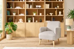 Fauteuil scandinave en tissu effet velours texturé beige et bois clair ISKO