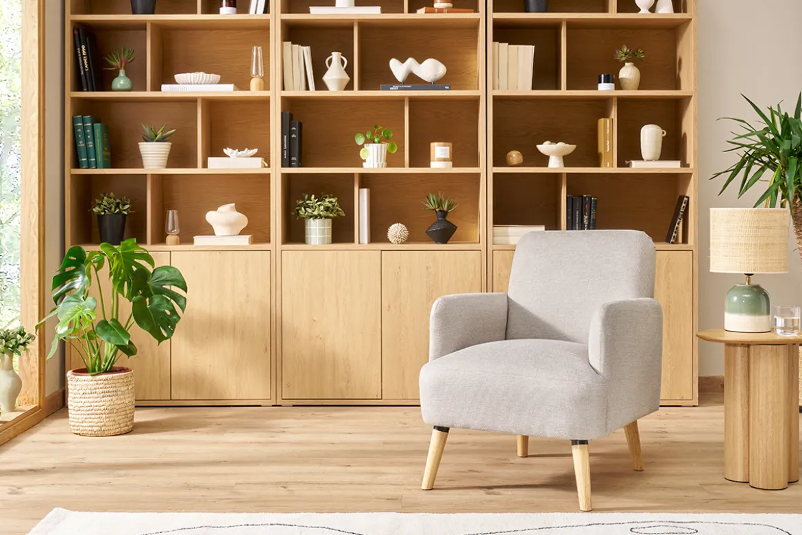 Fauteuil scandinave en tissu effet velours texturé beige et bois clair ISKO