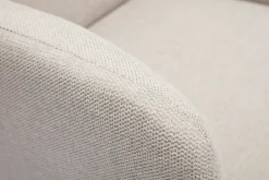 Fauteuil scandinave en tissu effet velours texturé beige et bois clair ISKO