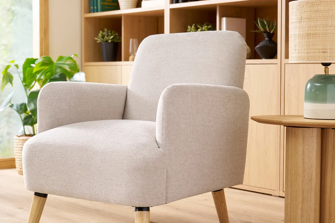Fauteuil scandinave en tissu effet velours texturé beige et bois clair ISKO