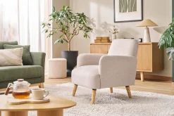 Fauteuil scandinave en tissu effet velours texturé beige et bois clair ISKO