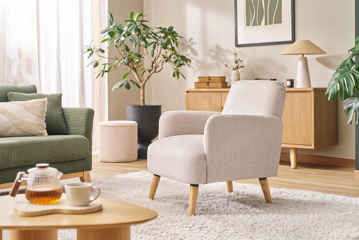 Fauteuil scandinave en tissu effet velours texturé beige et bois clair ISKO