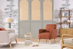 Fauteuil scandinave en tissu effet velours texturé terre brûlée et bois clair ISKO