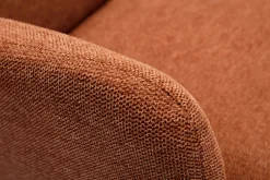 Fauteuil scandinave en tissu effet velours texturé terre brûlée et bois clair ISKO
