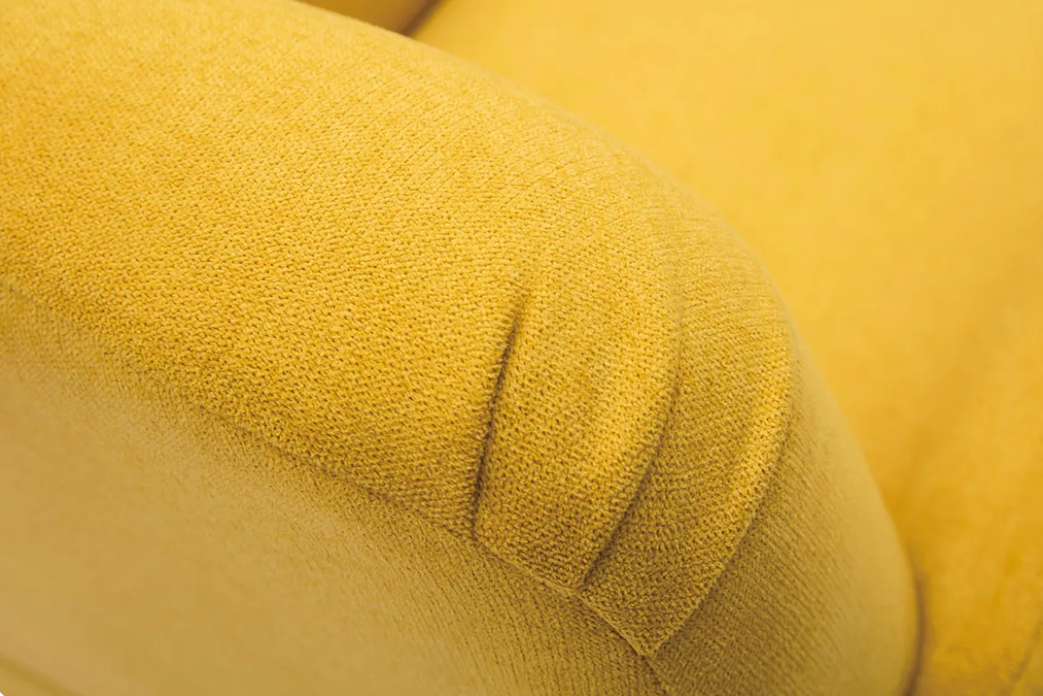 Fauteuil scandinave en tissu effet velours jaune moutarde et bois clair ISKO
