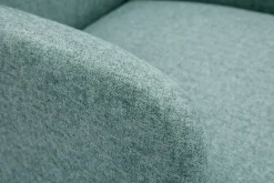 Fauteuil scandinave en tissu vert de gris et bois clair ISKO