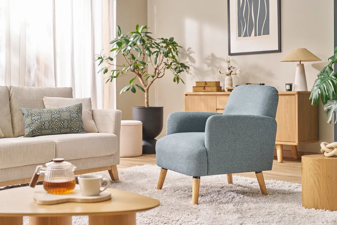 Fauteuil scandinave en tissu vert de gris et bois clair ISKO