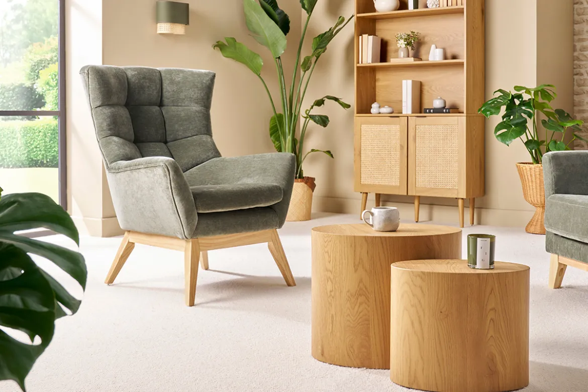 Fauteuil scandinave en tissu effet velours vert kaki et bois clair BRODY