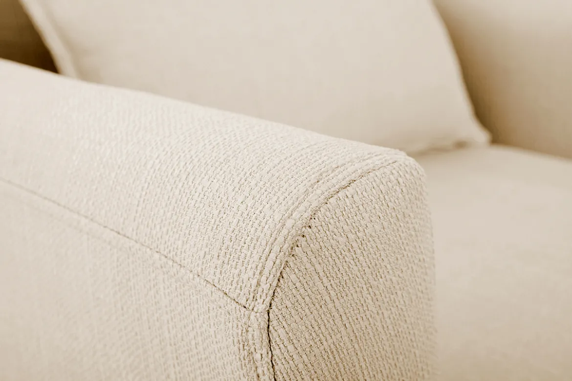 Fauteuil scandinave en tissu beige et bois clair KATE