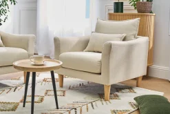 Fauteuil scandinave en tissu beige et bois clair KATE