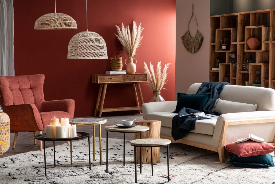 Fauteuil scandinave en tissu effet velours texturé terracotta et bois clair AVERY