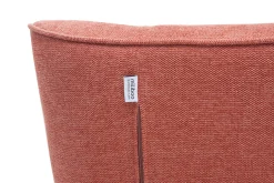 Fauteuil scandinave en tissu effet velours texturé terracotta et bois clair AVERY