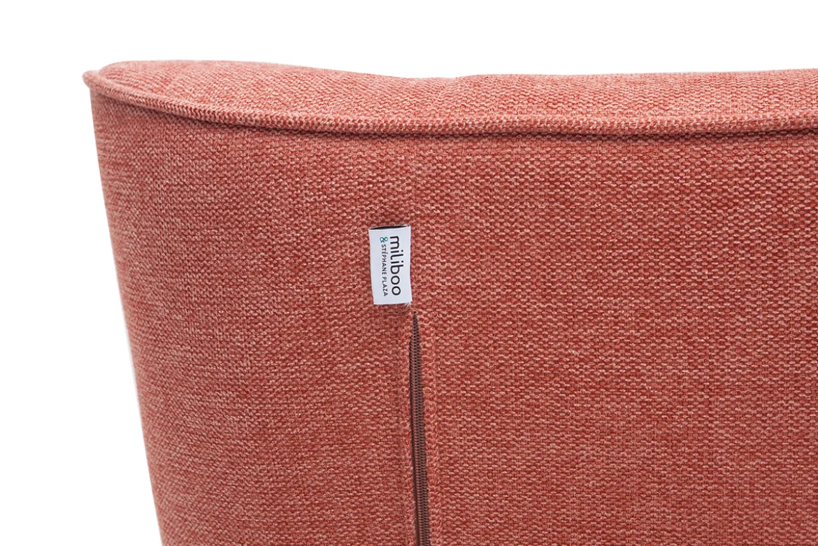 Fauteuil scandinave en tissu effet velours texturé terracotta et bois clair AVERY