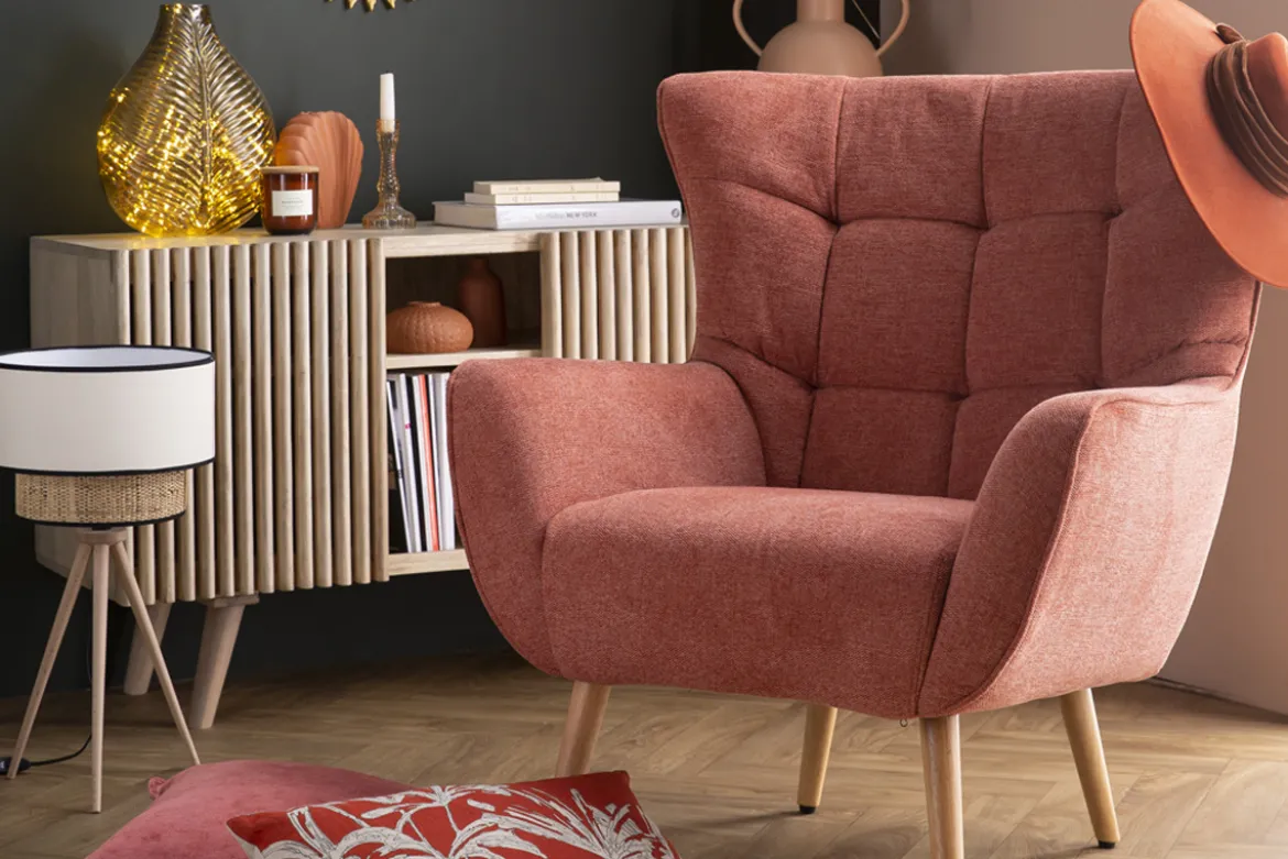 Fauteuil scandinave en tissu effet velours texturé terracotta et bois clair AVERY