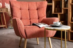 Fauteuil scandinave en tissu effet velours texturé terracotta et bois clair AVERY