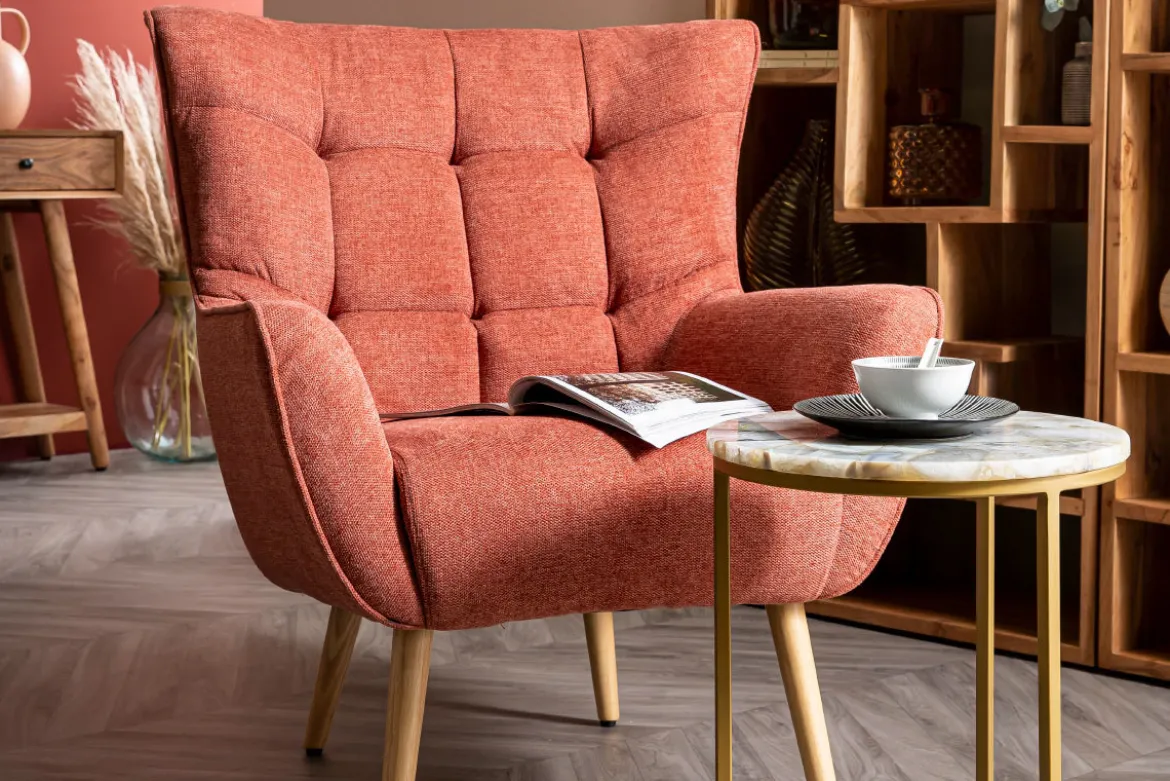 Fauteuil scandinave en tissu effet velours texturé terracotta et bois clair AVERY
