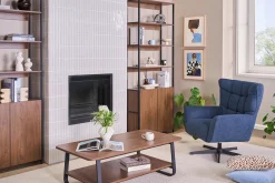 Fauteuil scandinave pivotant en tissu effet velours texturé bleu foncé et métal AVERY