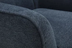 Fauteuil scandinave pivotant en tissu effet velours texturé bleu foncé et métal AVERY