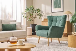 Fauteuil scandinave tissu effet velours texturé vert foncé et bois clair AVERY