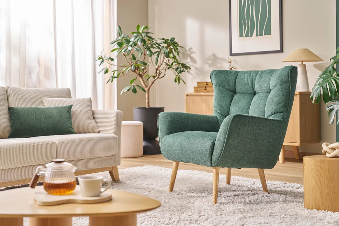 Fauteuil scandinave tissu effet velours texturé vert foncé et bois clair AVERY