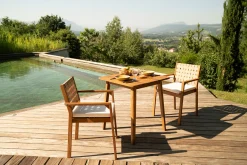 Fauteuils de jardin empilables en bois massif avec coussin blanc et sangles beiges (lot de 2) SANTANA