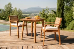 Fauteuils de jardin empilables en bois massif avec coussin blanc et sangles beiges (lot de 2) SANTANA