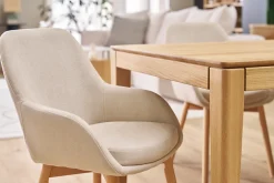Fauteuils scandinaves en tissu effet velours beige et bois clair massif (lot de 2) HOLO