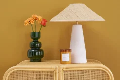 Lampe à poser blanche en céramique et abat-jour en rabane H47 cm JUNI