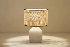 Lampe à poser blanche en céramique effet pierre et abat-jour en raphia H35 cm ROCHA
