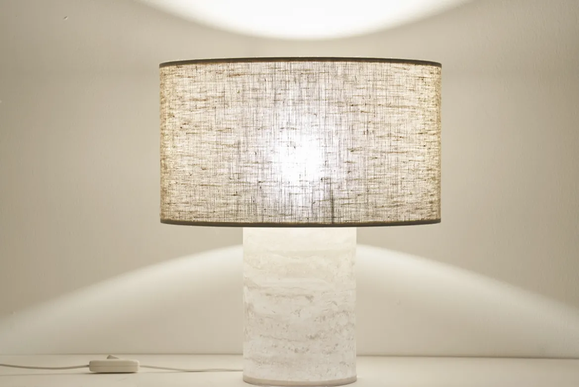 Lampe à poser design effet travertin et abat-jour en lin H37 cm SEMA