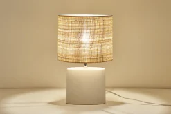 Lampe à poser en céramique blanc mat et abat-jour en raphia naturel H40 cm TIGA
