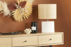 Lampe à poser en céramique blanc mat et abat-jour en raphia naturel H40 cm TIGA