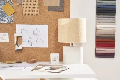 Lampe à poser en céramique blanc mat et abat-jour en raphia naturel H40 cm TIGA