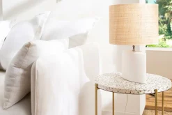 Lampe à poser en céramique blanc mat et abat-jour en raphia naturel H40 cm TIGA
